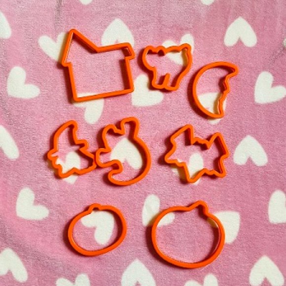 never used 83-piece cookie cutter set from Wilton - Picture 4 of 10